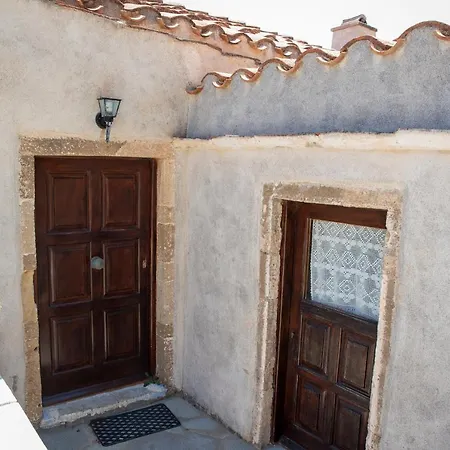 Goulas Traditional بيت ضيافة