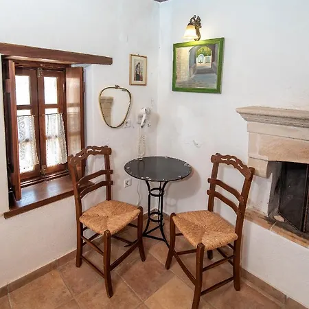 Goulas Traditional بيت ضيافة